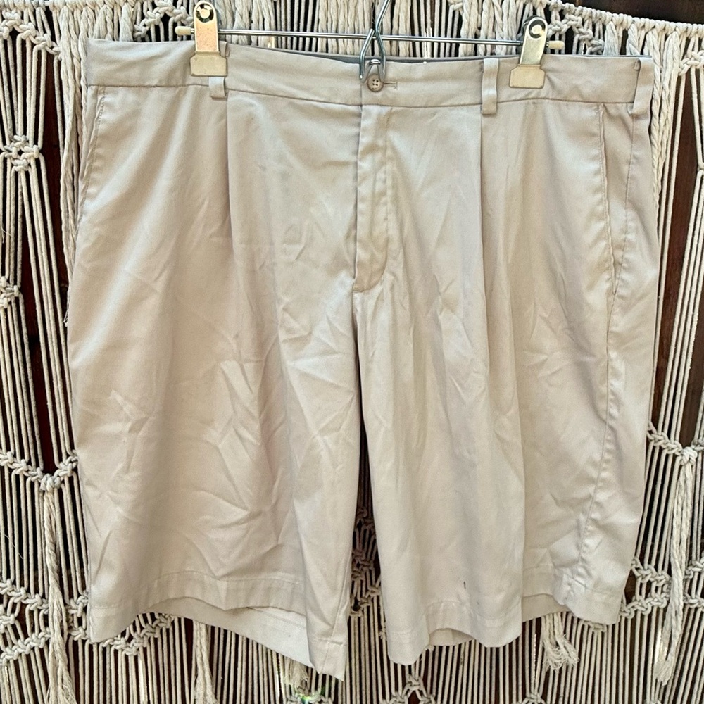 Men's Nike Golf Beige Flat Front Shorts. Size 38